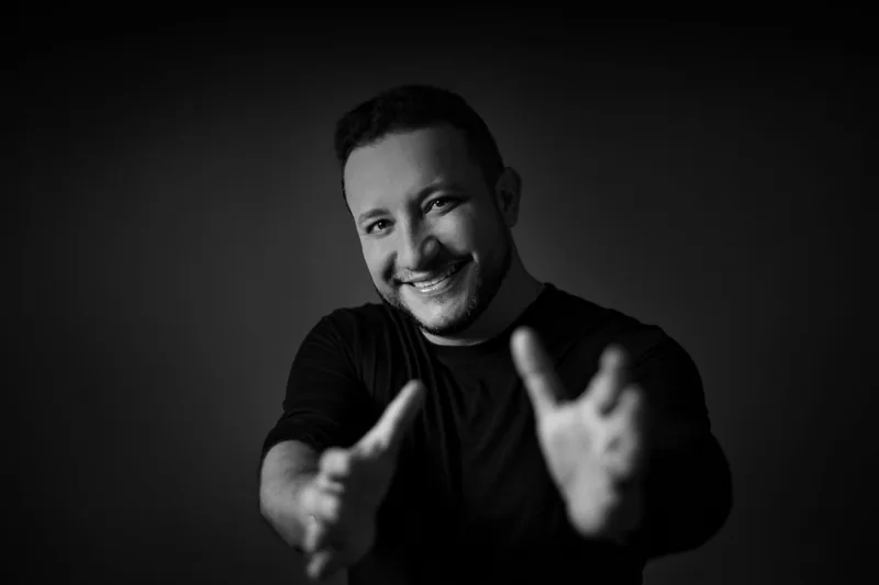 André Oliveira em retrato preto e branco