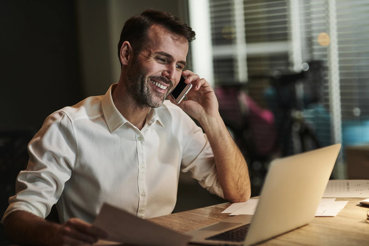 Modelo Home Office: profissional trabalhando de casa