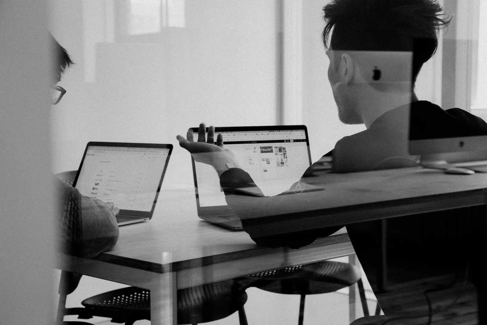 Profissionais em um escritório com notebooks